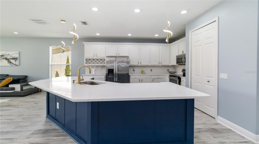 KISSIMMEE, Florida 34746, 4 Bedrooms Bedrooms, ,3 BathroomsBathrooms,Residential,For Sale,GOLDEN FEATHER,0,MFRO6341696