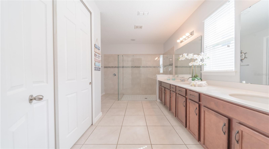 KISSIMMEE, Florida 34747, 5 Bedrooms Bedrooms, ,4 BathroomsBathrooms,Residential,For Sale,CARIBBEAN VIEW,0,MFRS5134121