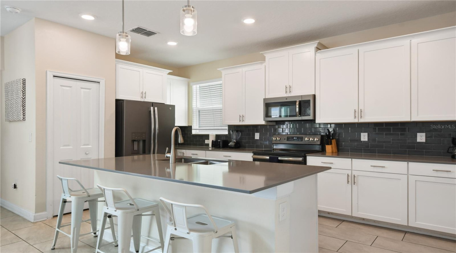 DAVENPORT, Florida 33896, 5 Bedrooms Bedrooms, ,5 BathroomsBathrooms,Residential,For Sale,DROP SHOT,0,MFRO6329138