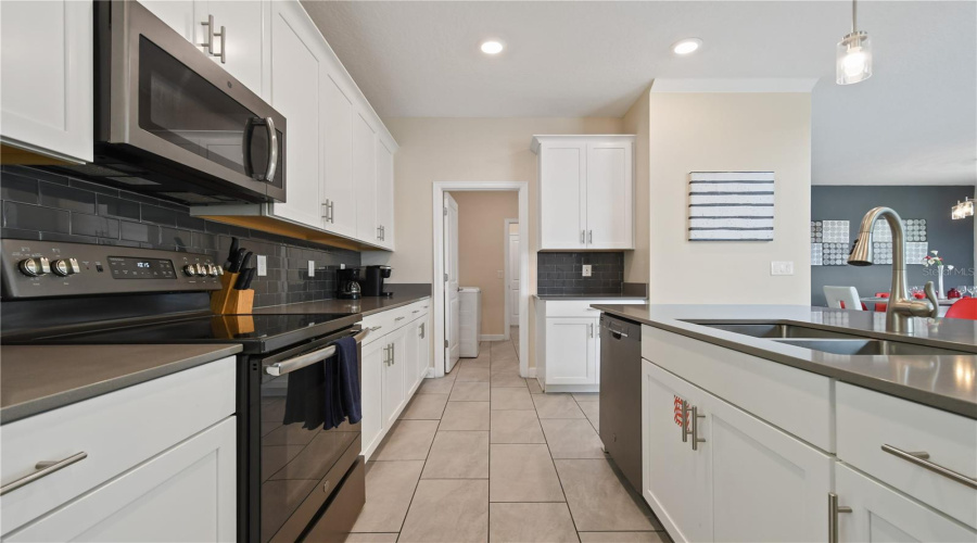 DAVENPORT, Florida 33896, 5 Bedrooms Bedrooms, ,5 BathroomsBathrooms,Residential,For Sale,DROP SHOT,0,MFRO6329138