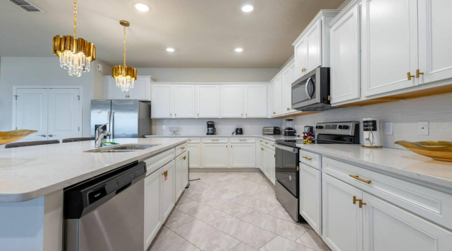 DAVENPORT, Florida 33897, 10 Bedrooms Bedrooms, ,8 BathroomsBathrooms,Residential,For Sale,LELANI,0,MFRO6341538