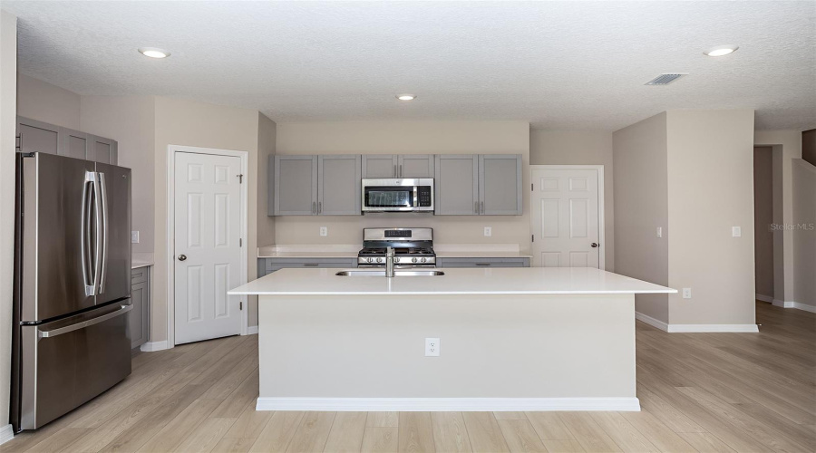 DAVENPORT, Florida 33837, 4 Bedrooms Bedrooms, ,2 BathroomsBathrooms,Residential,For Sale,ROLLING LAKE,0,MFRTB8415011