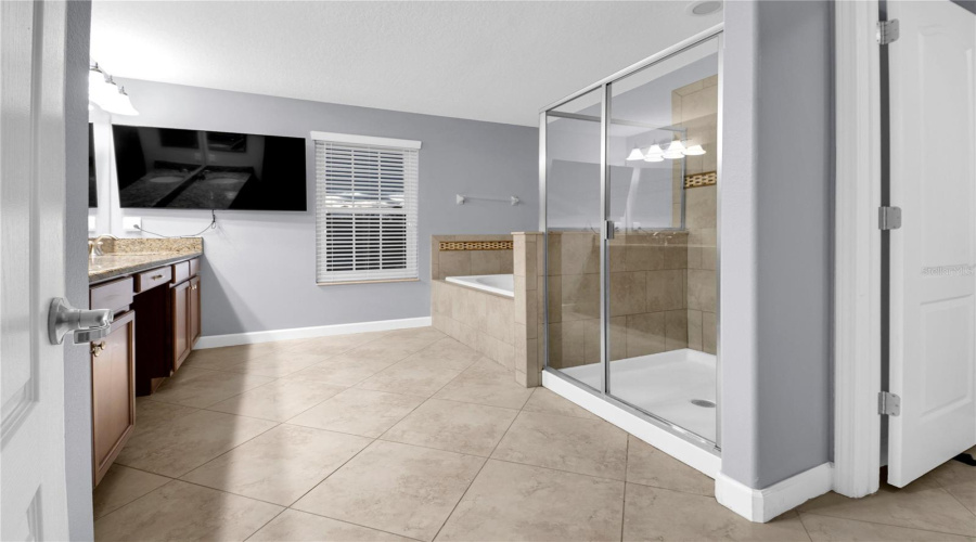 Master en-suite bathroom