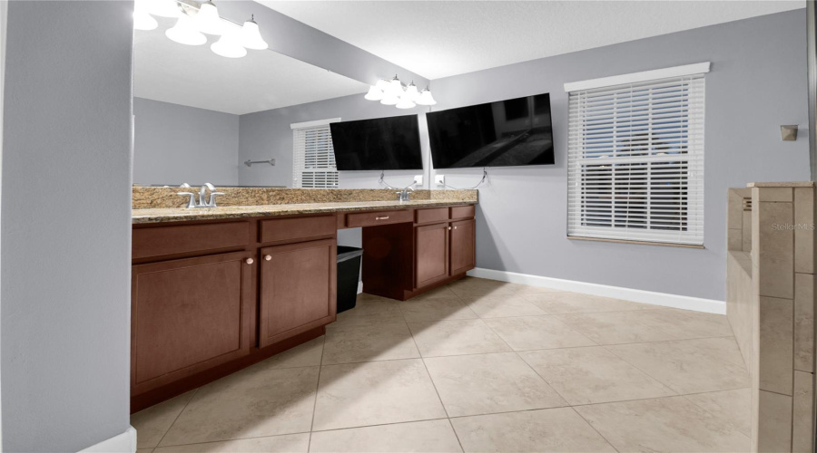 Master en-suite bathroom