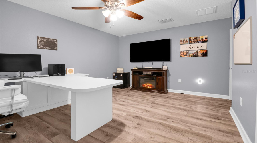Bedroom 5 / Office