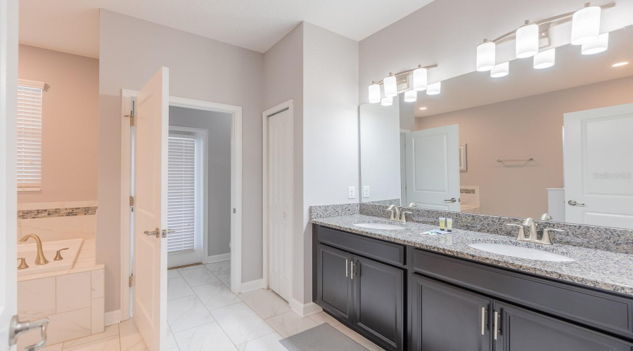 DAVENPORT, Florida 33896, 8 Bedrooms Bedrooms, ,5 BathroomsBathrooms,Residential,For Sale,HAZARD,0,MFRO6223945