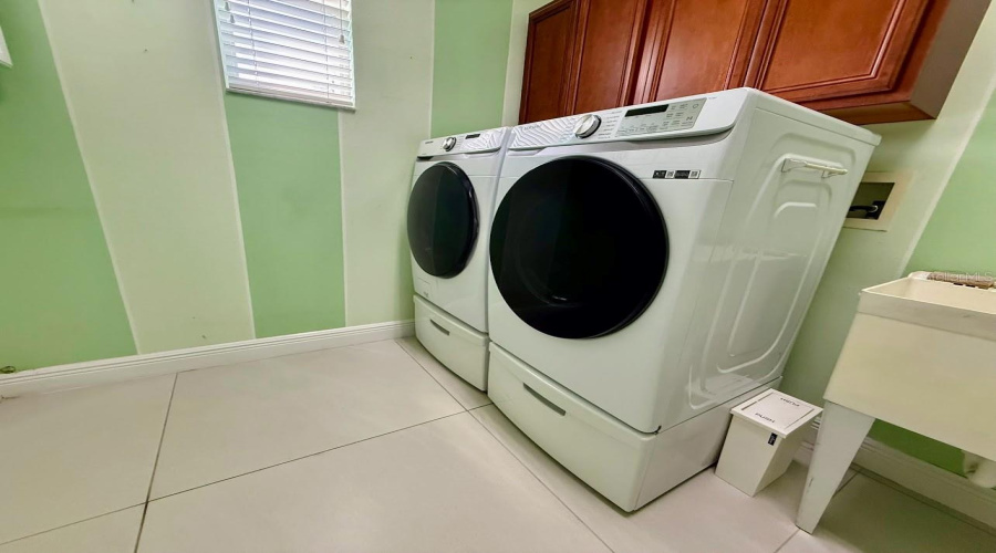 With Wash/Dryer