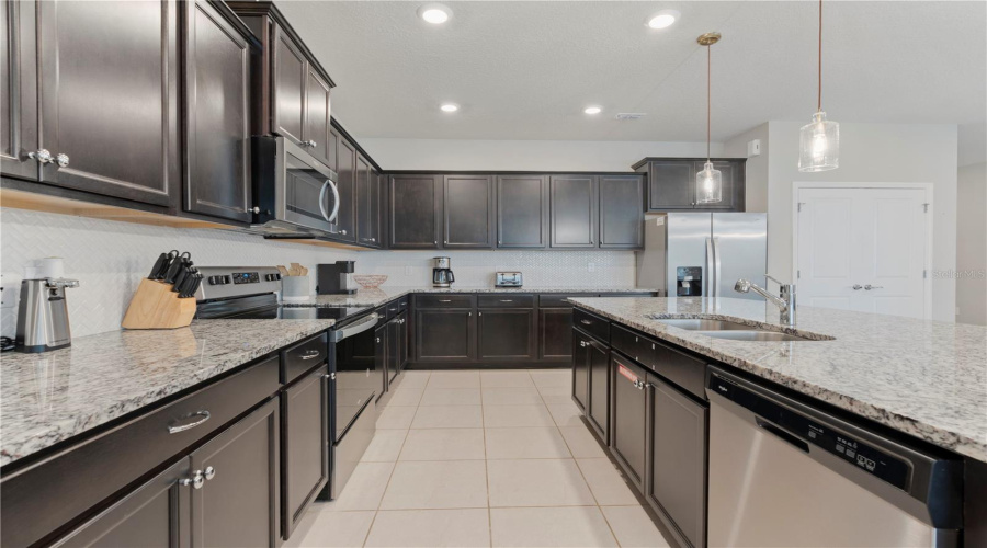 DAVENPORT, Florida 33897, 10 Bedrooms Bedrooms, ,8 BathroomsBathrooms,Residential,For Sale,LANA AVENUE,0,MFRO6290305