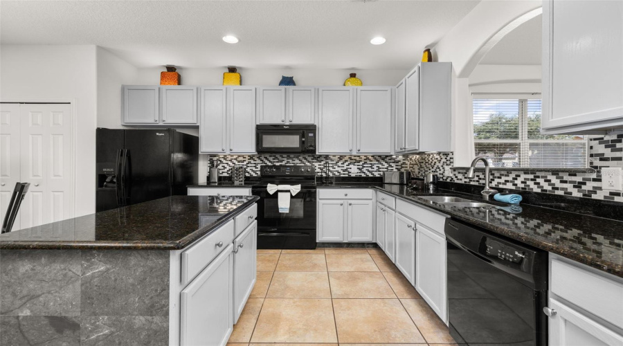 DAVENPORT, Florida 33837, 6 Bedrooms Bedrooms, ,4 BathroomsBathrooms,Residential,For Sale,ORANGE COSMOS,0,MFRS5134645