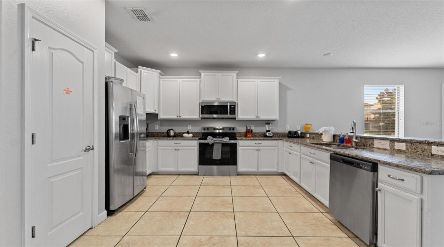 DAVENPORT, Florida 33896, 8 Bedrooms Bedrooms, ,5 BathroomsBathrooms,Residential,For Sale,WEDGE,0,MFRS5121423