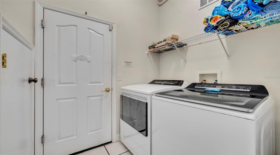 DAVENPORT, Florida 33897, 5 Bedrooms Bedrooms, ,5 BathroomsBathrooms,Residential,For Sale,VISTA,0,MFRO6344136