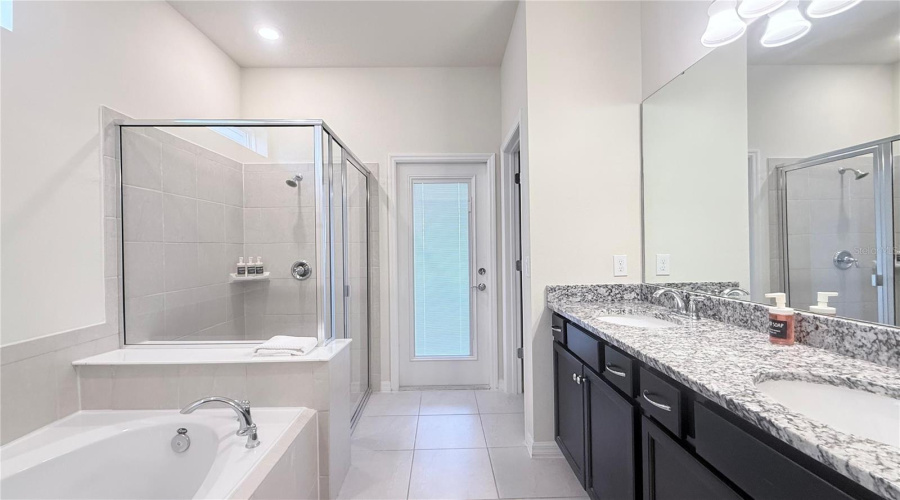 DAVENPORT, Florida 33897, 8 Bedrooms Bedrooms, ,6 BathroomsBathrooms,Residential,For Sale,MAHALO,0,MFRO6344898