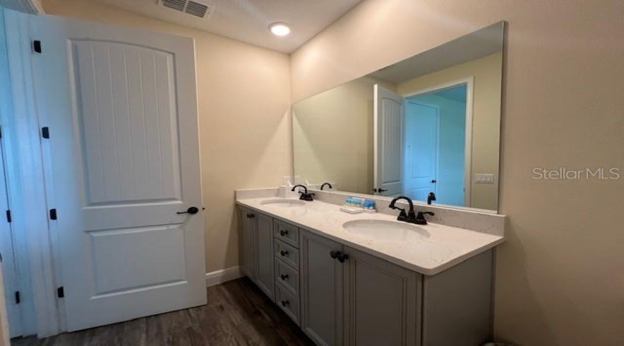 KISSIMMEE, Florida 34747, 3 Bedrooms Bedrooms, ,3 BathroomsBathrooms,Residential,For Sale,ON THE ROCKS,0,MFRO6344726