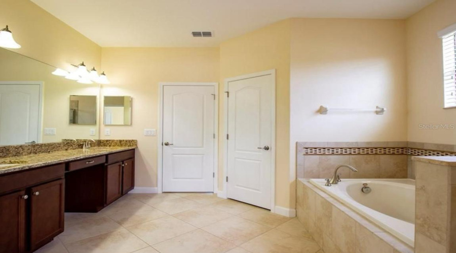 Bathroom principal bedroom