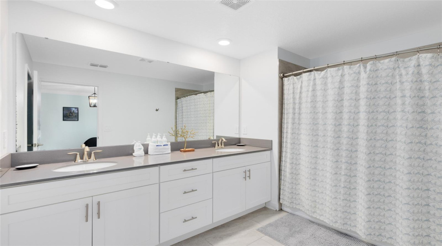 KISSIMMEE, Florida 34746, 5 Bedrooms Bedrooms, ,4 BathroomsBathrooms,Residential,For Sale,READING,0,MFRO6343744