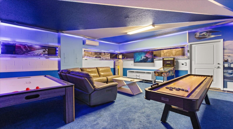 DAVENPORT, Florida 33897, 10 Bedrooms Bedrooms, ,8 BathroomsBathrooms,Residential,For Sale,LELANI,0,MFRS5134426