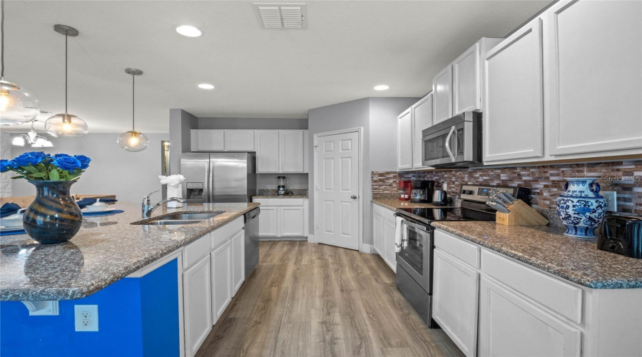 DAVENPORT, Florida 33896, 4 Bedrooms Bedrooms, ,3 BathroomsBathrooms,Residential,For Sale,YORKSHIRE,0,MFRG5102313