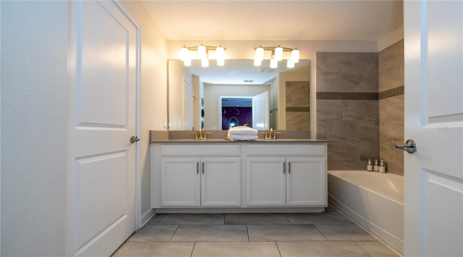 KISSIMMEE, Florida 34746, 4 Bedrooms Bedrooms, ,3 BathroomsBathrooms,Residential,For Sale,ROMEO,0,MFRO6345841