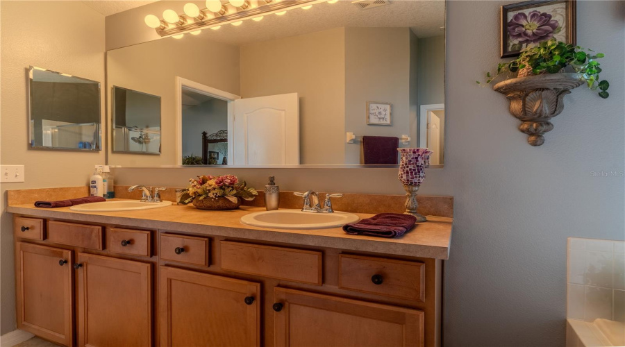 KISSIMMEE, Florida 34746, 3 Bedrooms Bedrooms, ,2 BathroomsBathrooms,Residential,For Sale,QUEENSTOWN,0,MFRP4936307