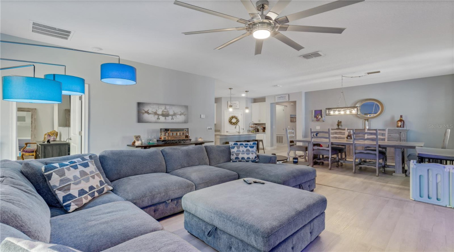 DAVENPORT, Florida 33896, 4 Bedrooms Bedrooms, ,3 BathroomsBathrooms,Residential,For Sale,BUNKER,0,MFRO6345289