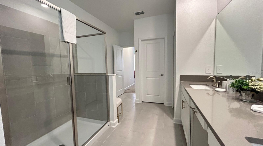 DAVENPORT, Florida 33896, 6 Bedrooms Bedrooms, ,5 BathroomsBathrooms,Residential,For Sale,TAKEAWAY,0,MFRO6346148