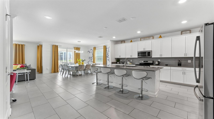 DAVENPORT, Florida 33896, 6 Bedrooms Bedrooms, ,5 BathroomsBathrooms,Residential,For Sale,TAKEAWAY,0,MFRO6346148