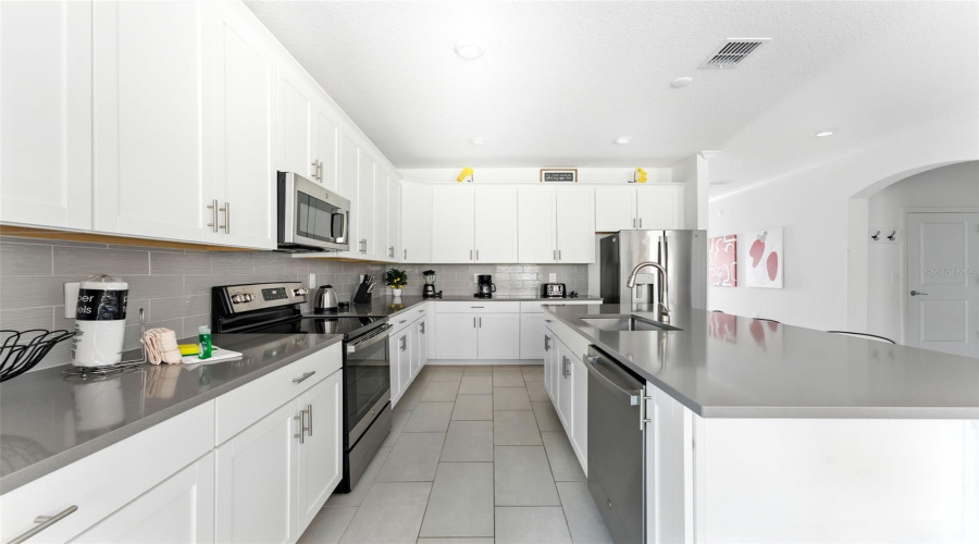 DAVENPORT, Florida 33896, 6 Bedrooms Bedrooms, ,5 BathroomsBathrooms,Residential,For Sale,TAKEAWAY,0,MFRO6346148