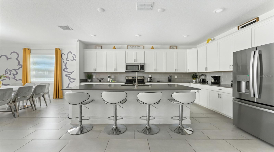 DAVENPORT, Florida 33896, 6 Bedrooms Bedrooms, ,5 BathroomsBathrooms,Residential,For Sale,TAKEAWAY,0,MFRO6346148