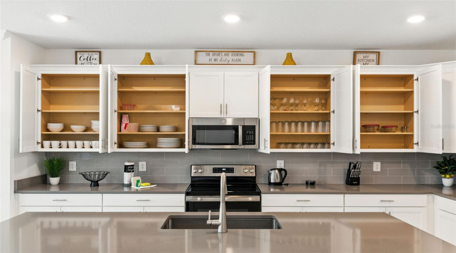 DAVENPORT, Florida 33896, 6 Bedrooms Bedrooms, ,5 BathroomsBathrooms,Residential,For Sale,TAKEAWAY,0,MFRO6346148