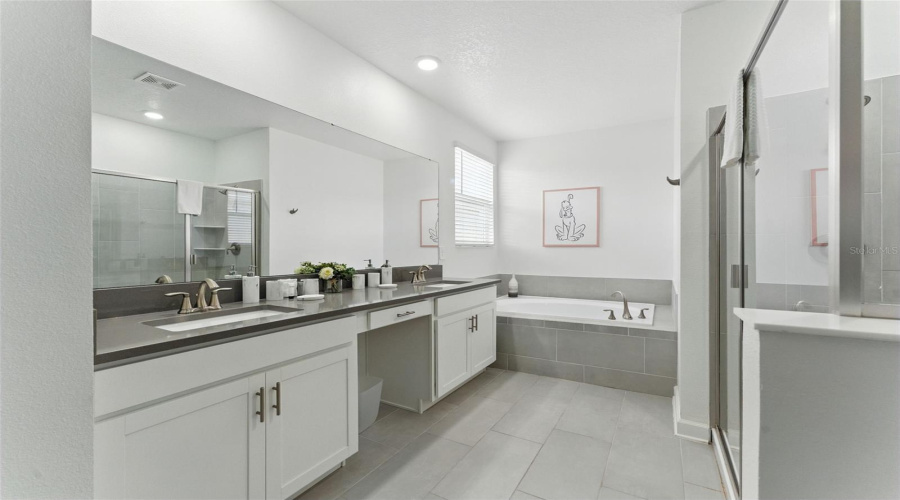 DAVENPORT, Florida 33896, 6 Bedrooms Bedrooms, ,5 BathroomsBathrooms,Residential,For Sale,TAKEAWAY,0,MFRO6346148