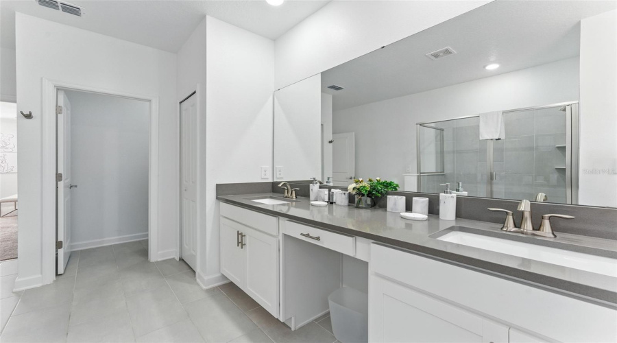 DAVENPORT, Florida 33896, 6 Bedrooms Bedrooms, ,5 BathroomsBathrooms,Residential,For Sale,TAKEAWAY,0,MFRO6346148