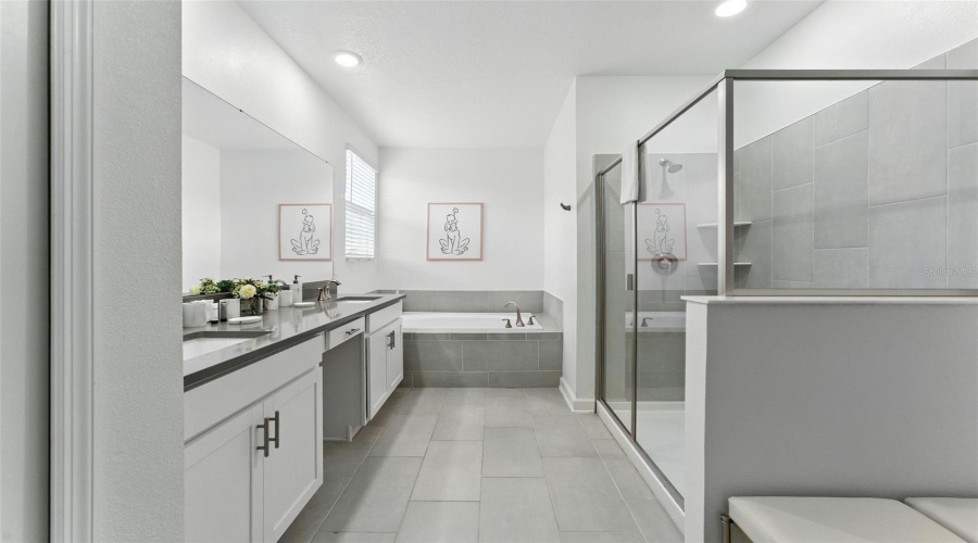 DAVENPORT, Florida 33896, 6 Bedrooms Bedrooms, ,5 BathroomsBathrooms,Residential,For Sale,TAKEAWAY,0,MFRO6346148