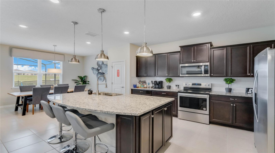 DAVENPORT, Florida 33897, 5 Bedrooms Bedrooms, ,4 BathroomsBathrooms,Residential,For Sale,ALOHA,0,MFRO6346444