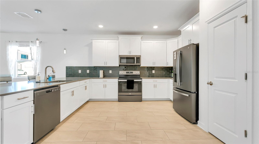 DAVENPORT, Florida 33896, 8 Bedrooms Bedrooms, ,5 BathroomsBathrooms,Residential,For Sale,DROP,0,MFRTB8430716