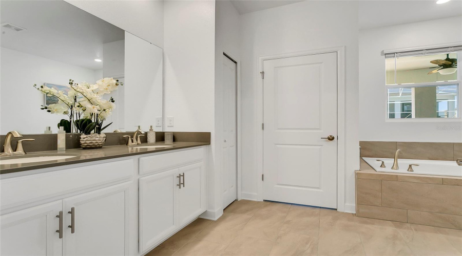 DAVENPORT, Florida 33896, 8 Bedrooms Bedrooms, ,5 BathroomsBathrooms,Residential,For Sale,DROP,0,MFRTB8430716