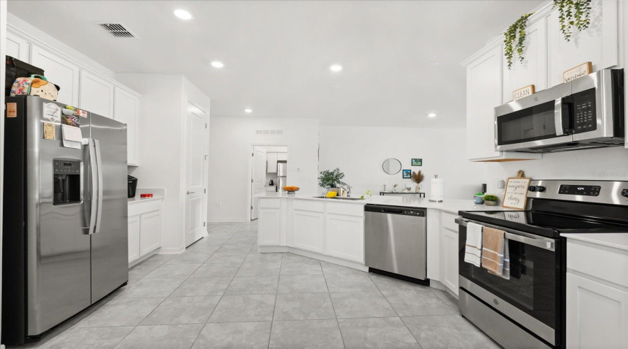 KISSIMMEE, Florida 34746, 3 Bedrooms Bedrooms, ,2 BathroomsBathrooms,Residential,For Sale,MERRYBELLS DR,0,MFRS5135364