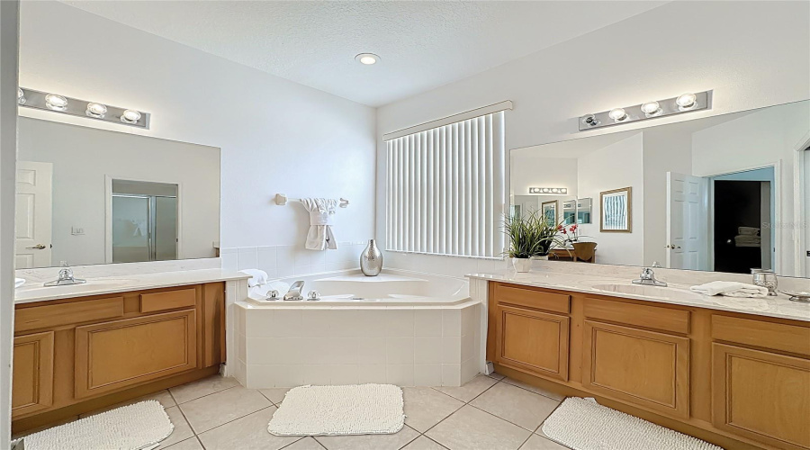 DAVENPORT, Florida 33897, 5 Bedrooms Bedrooms, ,5 BathroomsBathrooms,Residential,For Sale,TUPELO,0,MFRG5102480