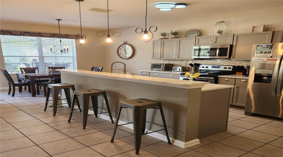 Open floorplan with kitchen island