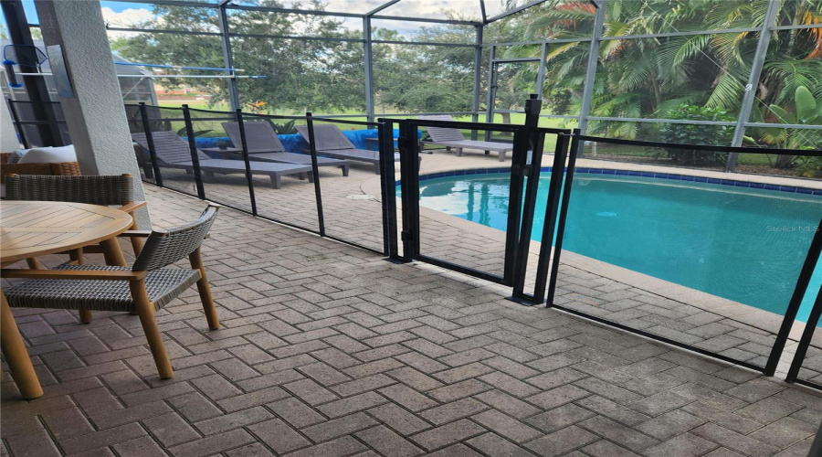 Child safety screen with convenient gate