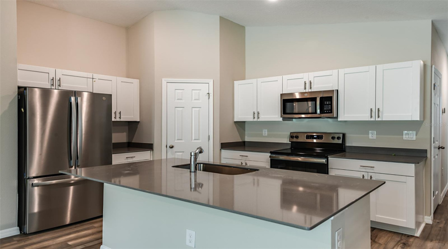 DAVENPORT, Florida 33837, 3 Bedrooms Bedrooms, ,2 BathroomsBathrooms,Residential,For Sale,ROLLING LAKE,0,MFRTB8431594