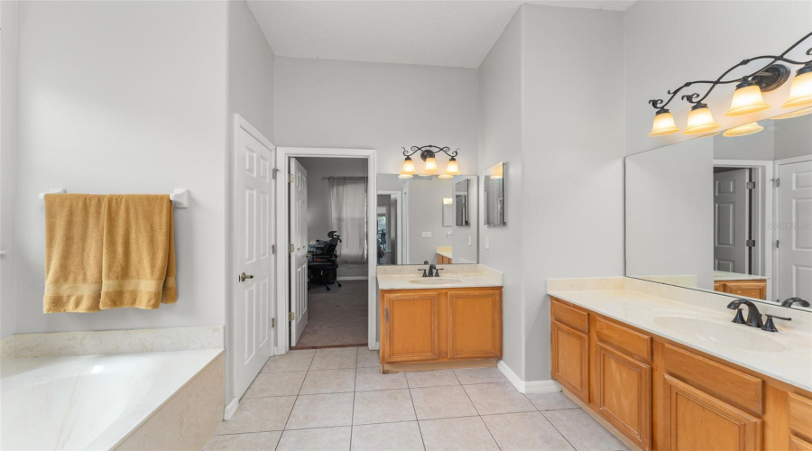 KISSIMMEE, Florida 34746, 4 Bedrooms Bedrooms, ,2 BathroomsBathrooms,Residential,For Sale,THE OAKS,0,MFRO6347058