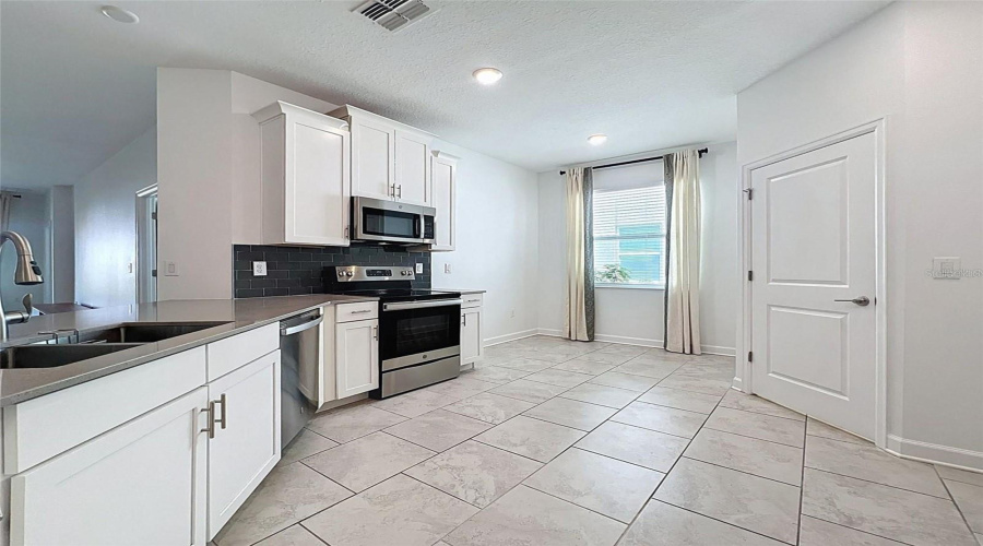 DAVENPORT, Florida 33837, 4 Bedrooms Bedrooms, ,3 BathroomsBathrooms,Residential,For Sale,PRESTON AVE,0,MFRS5135531