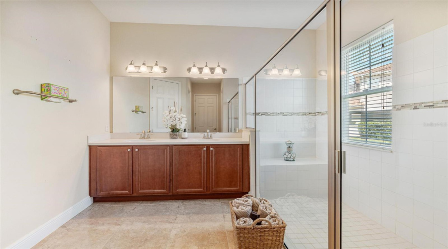 1st floor guest suite en-suite bath.