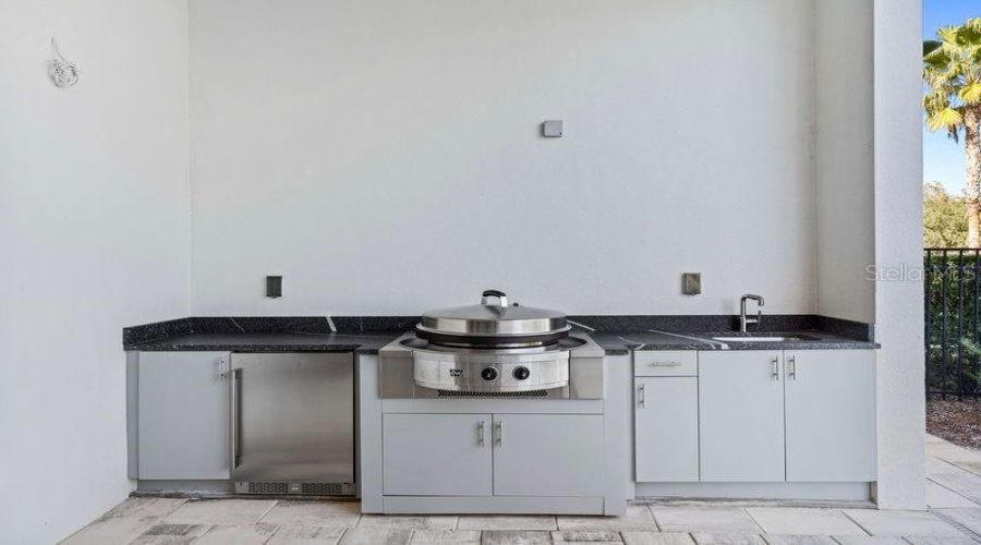 Circular Flat Grill with a Removable Lid, Ideal for Teppanyaki-Style Cooking