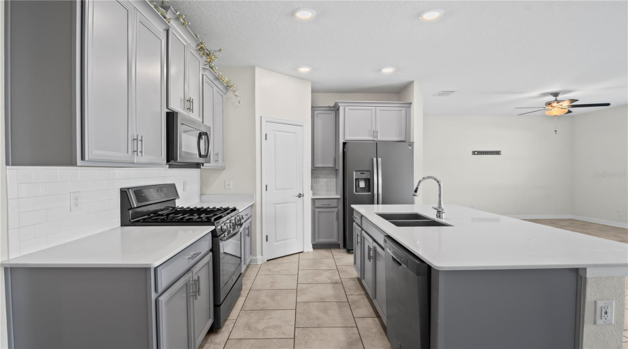 DAVENPORT, Florida 33837, 3 Bedrooms Bedrooms, ,2 BathroomsBathrooms,Residential,For Sale,OAK MARSH,0,MFRG5102375
