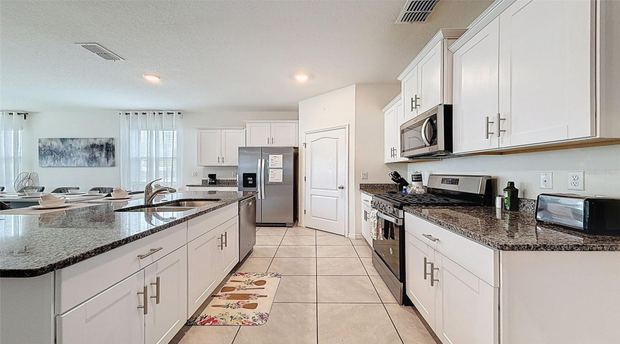 DAVENPORT, Florida 33837, 7 Bedrooms Bedrooms, ,5 BathroomsBathrooms,Residential,For Sale,OAKMOSS,0,MFRP4936413