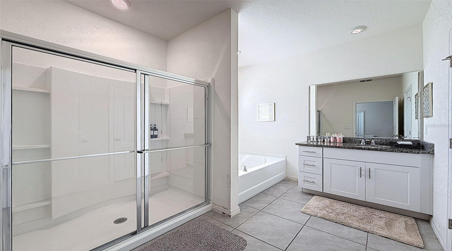 DAVENPORT, Florida 33837, 7 Bedrooms Bedrooms, ,5 BathroomsBathrooms,Residential,For Sale,OAKMOSS,0,MFRP4936413