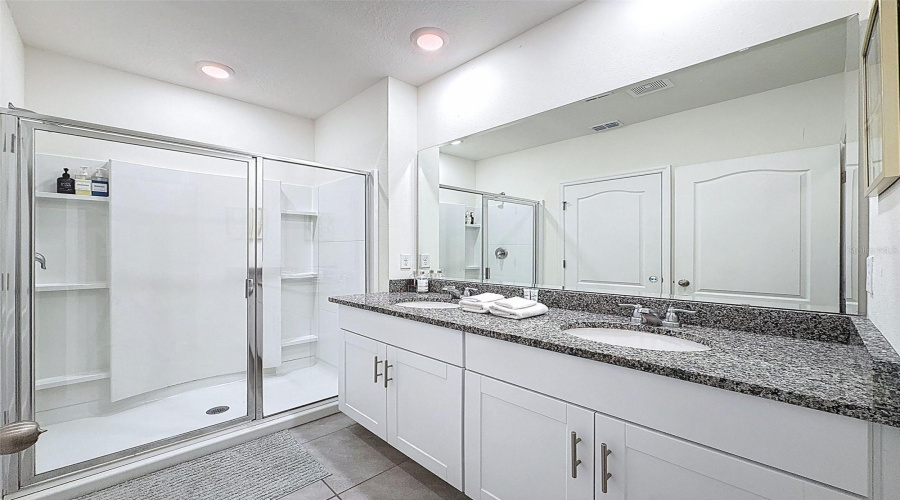 DAVENPORT, Florida 33837, 7 Bedrooms Bedrooms, ,5 BathroomsBathrooms,Residential,For Sale,OAKMOSS,0,MFRP4936413