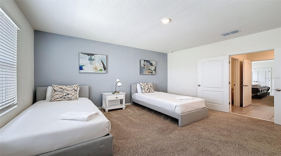 DAVENPORT, Florida 33837, 7 Bedrooms Bedrooms, ,5 BathroomsBathrooms,Residential,For Sale,OAKMOSS,0,MFRP4936413