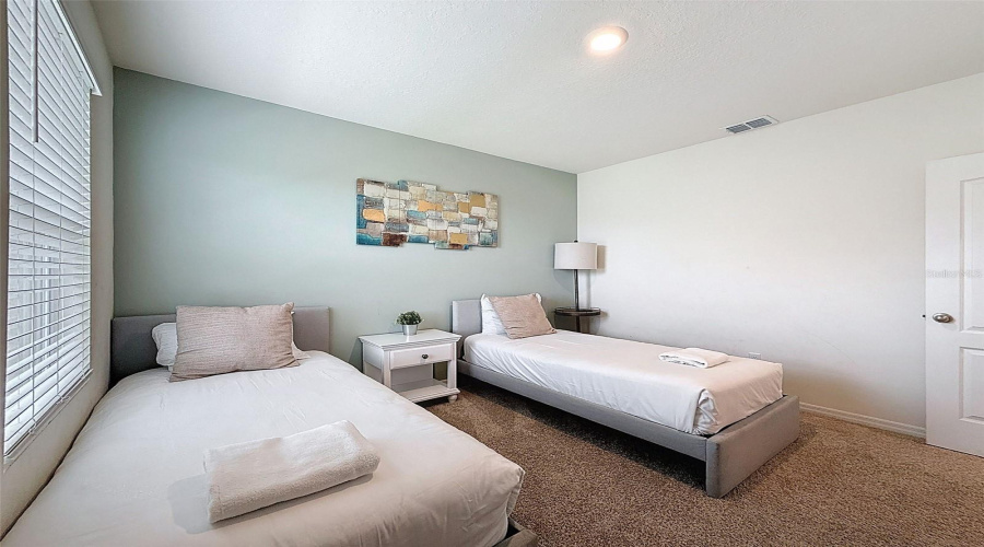 DAVENPORT, Florida 33837, 7 Bedrooms Bedrooms, ,5 BathroomsBathrooms,Residential,For Sale,OAKMOSS,0,MFRP4936413